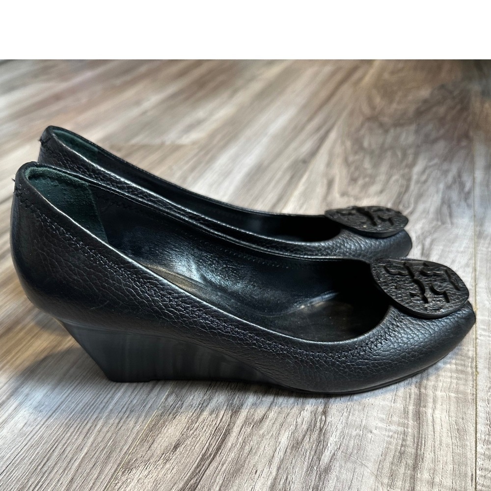 Tory Burch Sally Black Pebbled Leather Peep Toe Wedge Heels Logo Size 8.5 - Picture 4 of 10